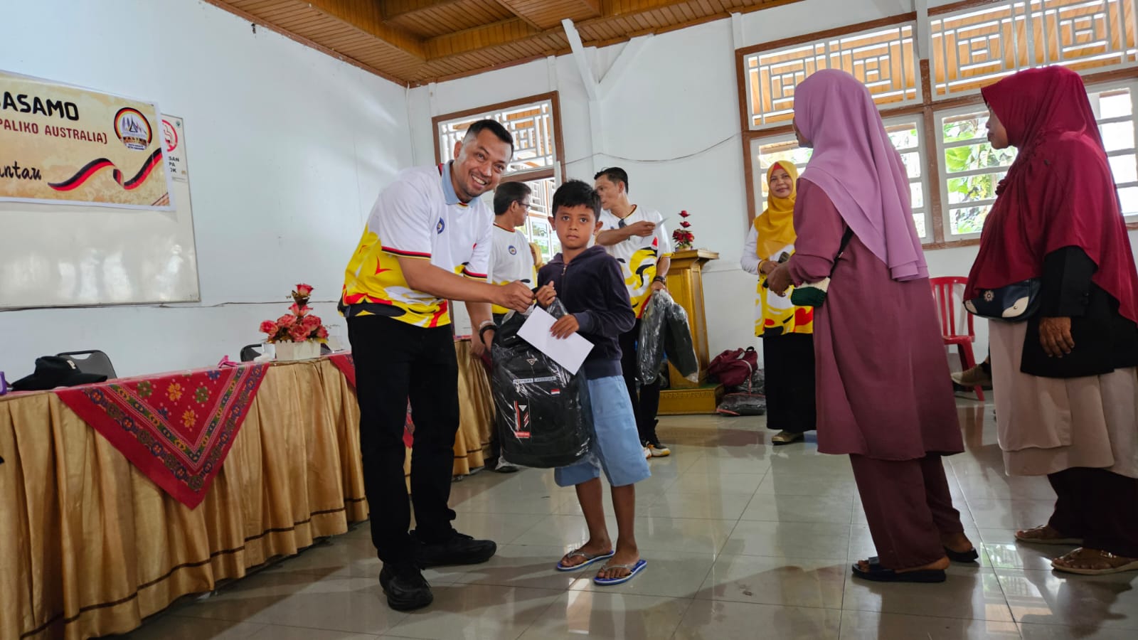 Joni Hendri menyerahkan santunan kepada anak